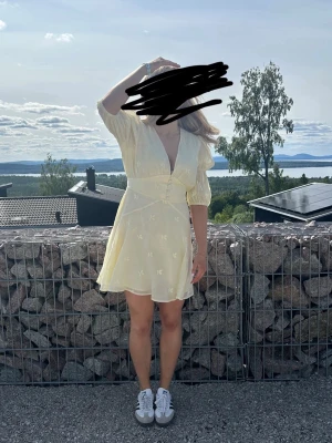 GUL SICILY ADOORE DRESS🙌⚡️ - Säljer min superfina gula Sicily dress från Adoore. Finns inte kvar att köpa på hemsidan!!! Endast använd en gång, superfint skick. Skriv vid frågor💛💛💛
