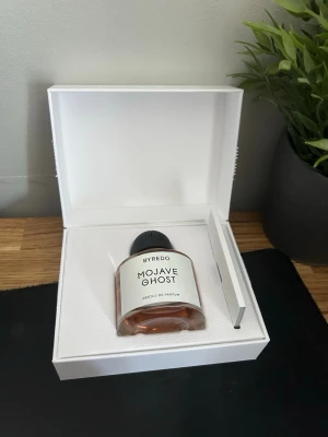 Byredo Mojave Ghost absolu - Köpt på NK i Stockholm för 2 veckor sen, kvitto och full presentation medföljs.                      Endast använd 2 gånger så cirka 47/50 ml kvar