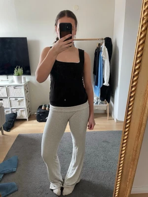 Grå mjuka loungewear-byxor - Superbekväma grå loungewear-byxor med utsvängda ben och elastisk midja. Perfekta för att chilla hemma eller mysa runt i. Byxorna är i ett mjukt och stretchigt material som känns skönt mot huden.