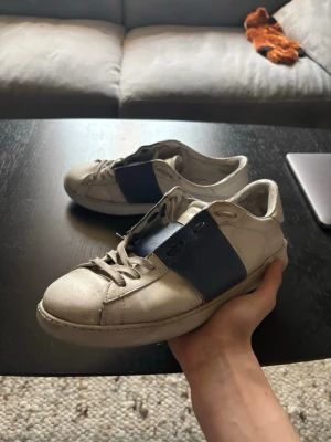 Valentino opens  - Hej, säljer mina valentino opens då jag vill köpa ett par andra skor. De är i bra skick med lite tecken på användning via inspektion (inget man ser annars). Ny pris≈8000kr Mitt pris=1699kr