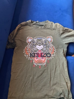 Kenzo t shirt  - Lite fläckig på ryggen annars bra 👍🏻 