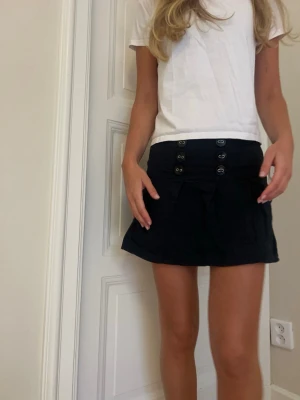 Svart mini kjol  - Svart kjol med supercoola detaljer🥰passar mig som vanligtvis har xs-s