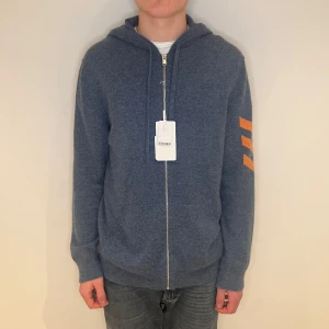 Zadig & Voltaire cashmere  - Zadig & Voltaire hoodie herr | Skick: 10/10 (HELT NY) | M | Pris - 2699 kr | 100% cashmere | Fraktar via postnord | Hör av dig vid minsta fråga eller fundering! 