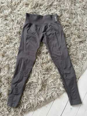 Impact leggings DFYNE - Fina impact tights i färgen truffle och storlek S. Äkta och fint skick