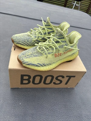 Yeezy Boost 350 V2 Semi Frozen Yellow - Säljer mitt andra par Yeezys 350 V2 i färgen Frozen Yellow. Skorna är köpt för över 3000 under hypen 2017, skorna är sjukt sköna och passar även bra till löpning och träning! 