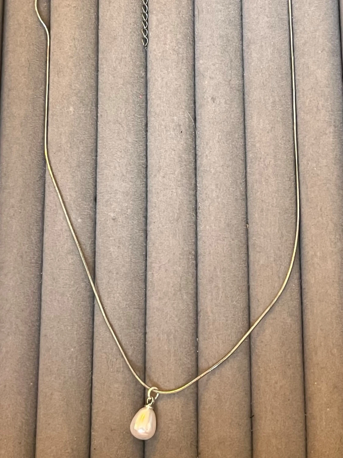 Guldfärgat halsband med pärlhänge - 2