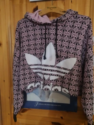 Croppad rosa hoodie från Adidas xs - Rosa croppad tröja med luva från Adidas. Storlek xs.