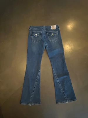 True Religion Jeans - Mörkblå True Religon Jeans i modellen Joey Low Rise Flare strl 29.