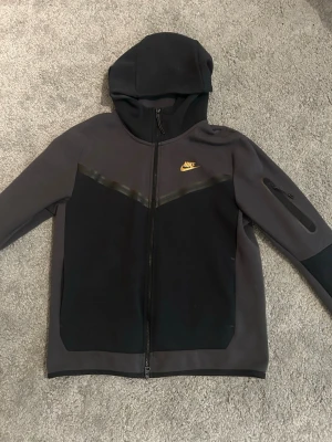 Svart och grå Nike Tech Fleece - Nike Tech Fleece hoodie i svart och mörkgrått. Den är äkta och i storlek M. Säljer för att det inte är min stil längre. Ny pris ca 900. priset är inte hugget i sten  ⛏️🔥
