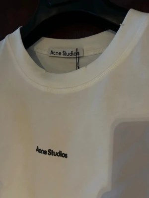 Vit Acne Studios t-shirt  - Vit t-shirt från Acne Studios, Storlek L. Stor i storleken