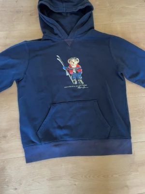 Polo bear hoodie - Tjena, säljer min Ralph Lauren Polo bear hoodie då den inte längre passar. Har några småhål vid aambågen därav priset. Nypris är runt 1500. Hör av er vid frågor!