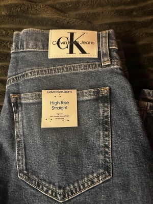 Calvin Klein Jeans - Helt oanvända! Köptes på Viking Line. Og. pris 80€. Hög midja med raka byxben. Storlek 40/L.