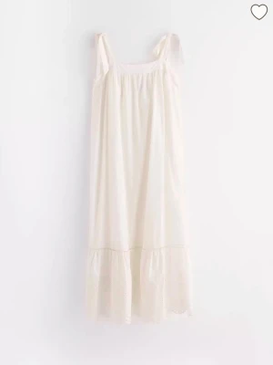 Klänning Lindex med prislapp midi midsommar - Böljande ärmlös midiklänning med broderie anglais i nederkanten. Fodrad Vida axelband Fyrkantig halsringning Broderie anglaise längst ner Knappar baktill Midi-längd Ärmlös Längd: 111 cm i storlek M Huvudmaterialet innehåller 95-100% ekologisk bomull. 