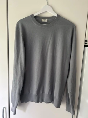Tröja från Filippa K  - Ljusblå/grå tröja från Filippa K. I storlek M och i väldigt bra skick. Ny pris 1199kr säljs för 299kr