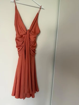 Korall orange klänning - Supersöt midiklänning från Asos, aldrig använd med lappen kvar på🤩Skulle säga att klänningen är mer en 36