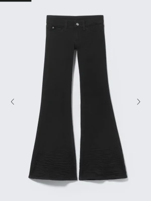 Jeans - Svarta low waist jeans, flared längst ned 