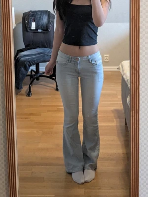 Ljusblå bootcut jeans från Lindex - Säljer ett par ljusblå bootcut jeans från Lindex, då de ej kommer till användning. Pris kan diskuteras🌸