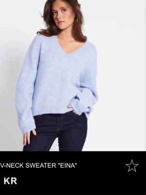 Ljusblå stickad V-ringad tröja - Mysig ljusblå stickad tröja med V-ringning och avslappnad passform. Säljer pga ej användning. Den har bara stått i garderoben ända sen jag köpte den 