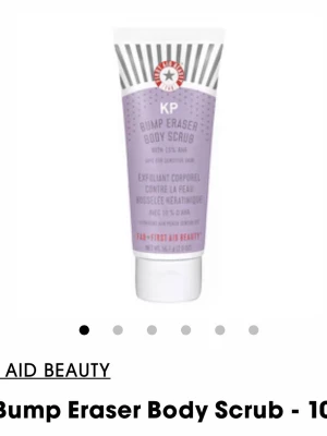 KP Bump Eraser Body Scrub - Helt ny. KP Bump Eraser Body Scrub från First Aid Beauty är en kroppsskrubb med 10% AHA, speciellt framtagen för att exfoliera huden och motverka knottror. Tuben är lila och vit med röda detaljer och har en praktisk skruvkork. Passar känslig hud.
