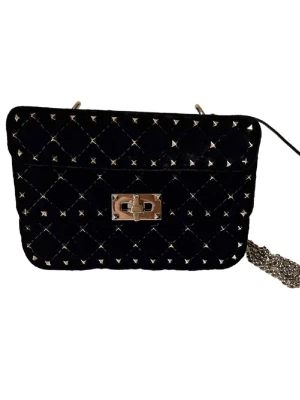 Svart sammetsväska med nitar - Så himla fin Valentino väska i sammet, med nitar. Väldigt fint skick, nästintill ny. Du får med dustbag och äkthetsbevis. Går att ha både crossbody men även över axeln, också hålla bara.