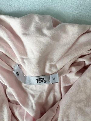 Ljusrosa offshoulder topp 157 - Säljer en ljusrosa offshoulder topp från 157 i mjukt material. Toppen har långa ärmar och en bred kant upptill 