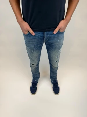 Dondup Jeans  - Dondup Jeans! Trendigaste jeansen på marknaden.  Ny pris= 4000 kr Säljs för= 899 kr (Modellen har original slitningar från fabrik vilket är väldigt eftertraktat och populärt) 