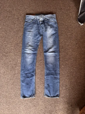 Dondup JAR - Helt nya dondups med Jar-modellen, i perfekt skick utan deflekter eller andra skador. W32