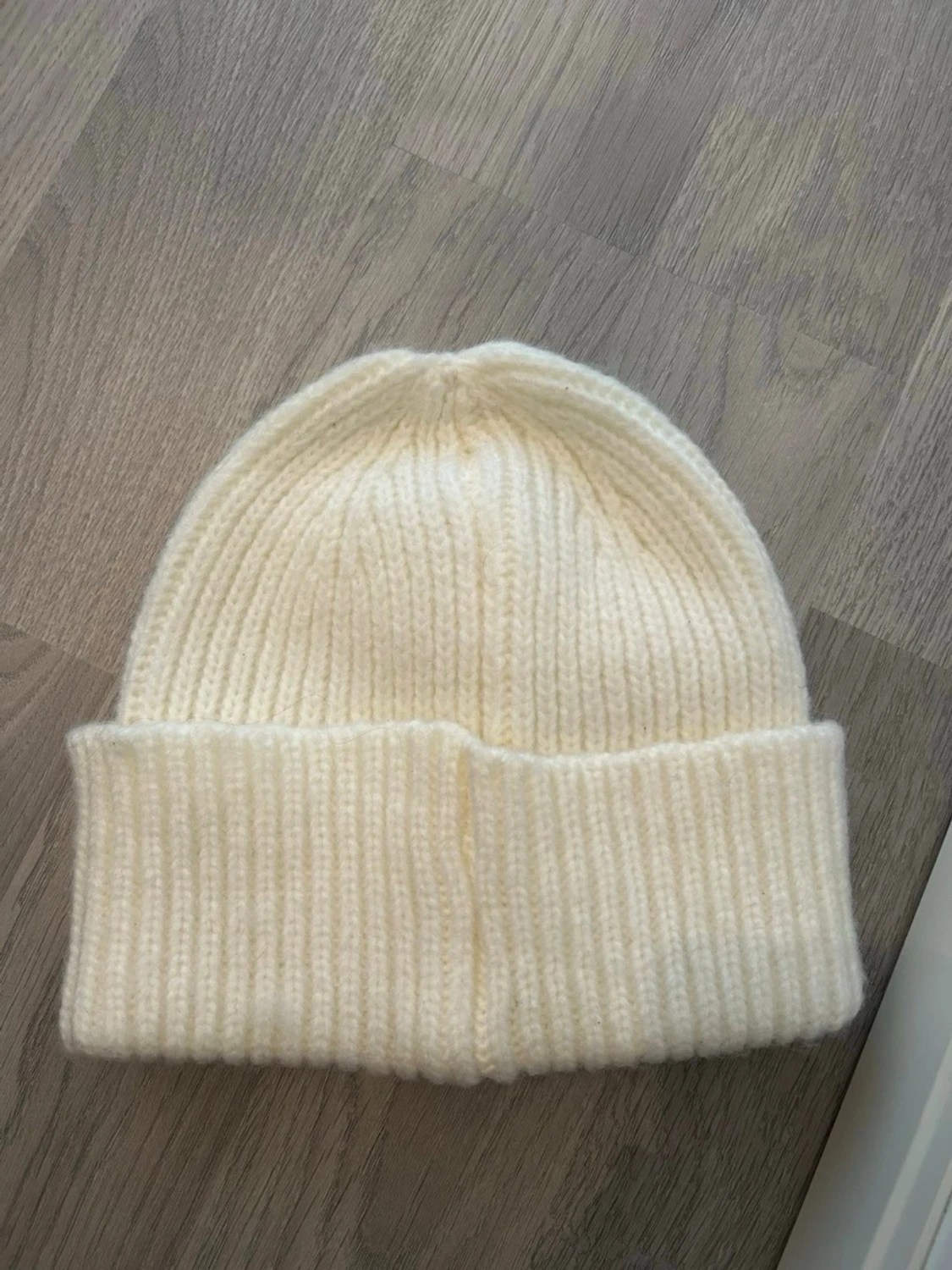 Vit ribbstickad mössa från Femi Stories - 1