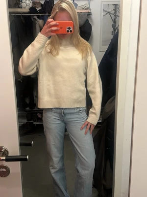 Zara jeans - Säljer ett par skit snygga Zara jeans som tyvärr blivit för små, bra skick, har en liten defekt längst ner men inget man tänker på, hör av er vid minsta fundering, nypris 399kr
