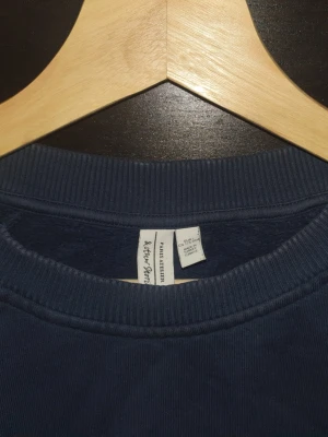 &Otherstories mörkblå collage tröja  - Säljer denna other stories tröjan som jag inte använder längre. Oversized collage tröja i tjockt mörkblå typ som är mjukt på insidan. Extremt bra skick har bara använts ett fåtal gånger. Väldigt svår fotograferad tröja 