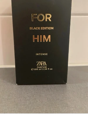 Zara For Him Black Edition Intense - Zara For Him Black Edition Intense är en parfym för män i en elegant svart förpackning med guldfärgad text. Flaskan rymmer 100 ml och har en modern, stilren design som passar perfekt för dig som gillar exklusiva dofter.