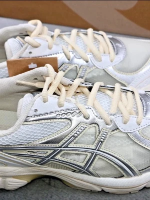 Asics gel cream - Snygga sneakers från Asics i cream och silver. Pris kan diskuteras vid snabbpris
