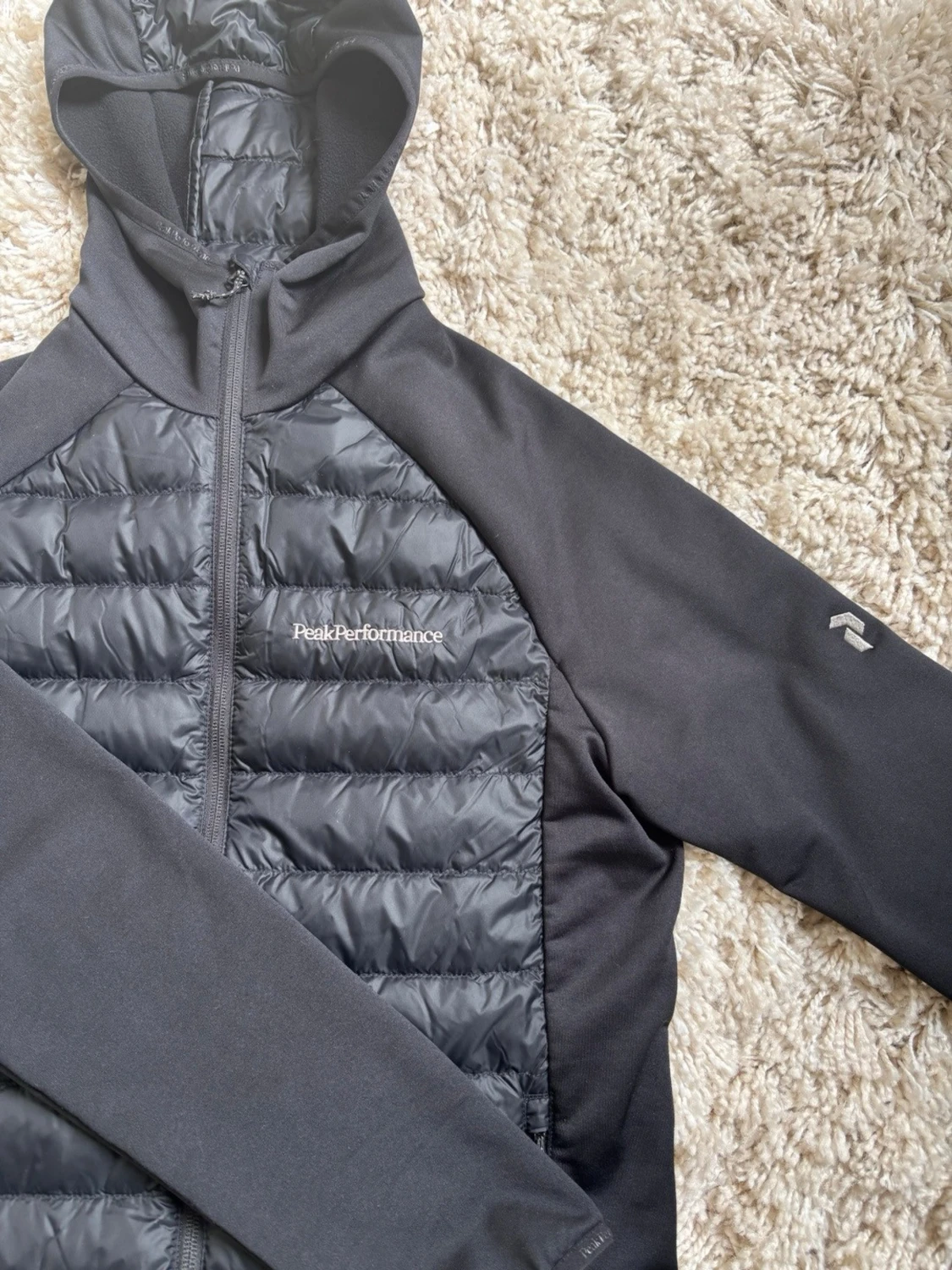 Svart hybridjacka Peak Performance - 1