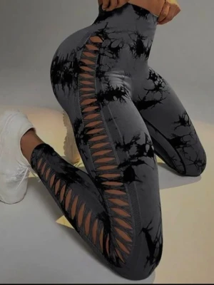 Grå tie-dye leggings med scrunch - Snygga grå leggings med svart tie-dye mönster och scrunch-detalj bak. Hög midja och ribbade partier för extra komfort. Sidorna har rynkade detaljer som ger en cool look. Perfekta för träning eller chill. Materialet känns stretchigt och följsamt.