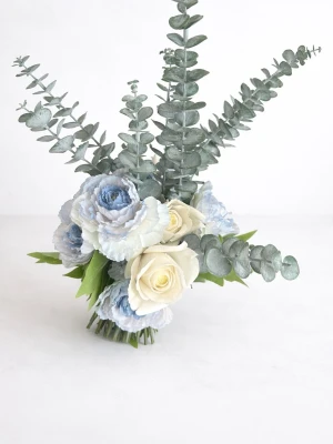 Bukett med blå och vita blommor - Säljer en stilren bukett med konstgjorda blommor i blått och vitt, blandat med gröna eukalyptusblad och andra gröna blad. Perfekt som dekoration till hemmet. Blommorna har realistiska detaljer och stjälkarna är bundna ihop för enkel placering i vas.