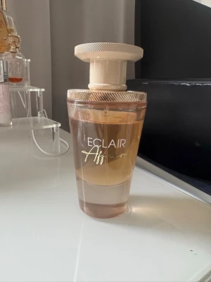 Eclair Affair parfym French Avenue - Eclair Affair är en parfym från French Avenue med en elegant och modern design. Flaskan är transparent med en ljusrosa ton och har ett stilrent lock i beige. Perfekt för dig som gillar exklusiva och trendiga dofter. 80% kvar! 