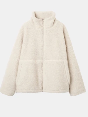 Beige teddyjacka från HM - Mysig beige teddyjacka med hög krage och dragkedja framtill. Jackan har två stora fickor och är tillverkad i fluffigt, mjukt material som ger en avslappnad och trendig look. Perfekt för kyliga dagar när du vill vara både varm och snygg.