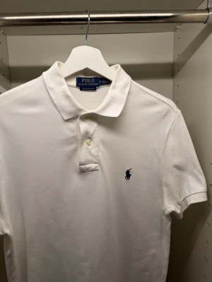 Ralph Lauren Piké - Säljer en riktigt sjyst Ralph Lauren piké, perfekt nu till vår/sommar. Den är i gott skick! Köpt på Volt för 1699 kr! KAN GÅ NER I PRIS VID SNABB AFFÄR! Kom PM för frågor/funderingar! ⭐️
