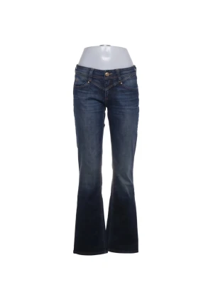 Bootcut jeans i mörkblå denim - Snygga bootcut jeans. Jeansen har låg midja, utsvängda ben och kontrastsömmar. Perfekta för en avslappnad och trendig look. Jättesnygga men passade ej mig tyvärr!💖