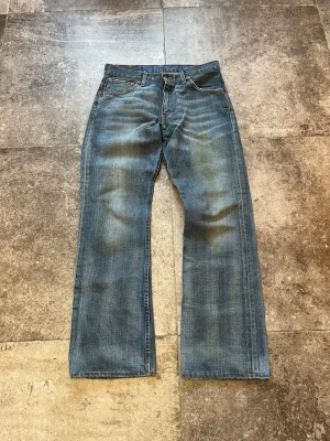 Vintage Flared Levis 507 Jeans - Haaaallåååå, Nu säljer jag mina tvär feta vintage levis i strlk 31/32🫡 Modellen är 507 som är en lite lösare version av dom klassiska levis 512👏 Dessa har otrolig wash och är över 20 år gamla, tveka inte på att skriva ifall du har frågor🖖