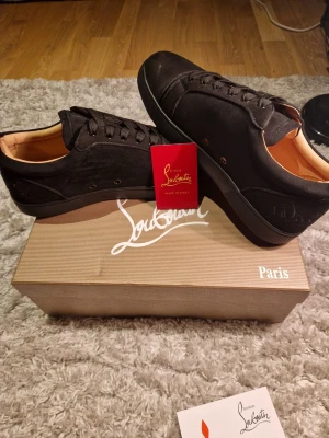 Christian Loubotins - 📢Säljer dessa FETA loubs! Skorna är använda ca 1 gång, men kvaliten är fortfarande utmärkt. Reselling sker vid missnöje av köp. Vid köp ingår dustbag, skolåda och case instruction som ni ser på bild 6. Har ni några frågor, funderingar eller prishandlingar så är jag öppen att besvara!📢