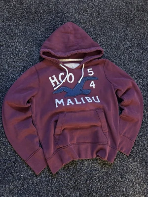 Hollister Malibu hoodie ~ sällsynt modell - ”Hollister Malibu hoodie” skick 9/10 | st M | 749kr | passar perifer nu till våren. Sällsynt vintage modell. Kan även gå ner lite i pris vid snabb affär. Fraktar inom 24h 😊