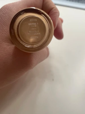 e.l.f. Halo Glow Liquid Filter Fair - e.l.f. Halo Glow Liquid Filter i nyansen Fair (Shade 1). Flytande foundation med glow-effekt, berikad med squalane och hyaluronsyra för en återfuktande och strålande finish. Kommer i en cylinderformad glasflaska med beige lock och pump. Använd få gånger. Men fortfarande i mycket bra skick