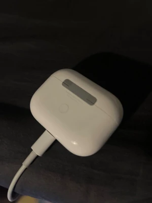 Apple AirPods Pro  - Säljer ett par vita Apple AirPods Pro med det klassiska kompakta laddningsetuiet.