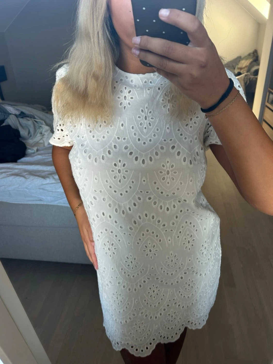 Vit kort klänning med broderade detaljer