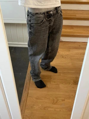 Grå loose fit jeans från Zara - Säljer ett par grå loose fit jeans från Zara med klassisk femficksmodell och raka ben. Ganska chill jeans enligt mig. (Defekter syns vid sista bilden)