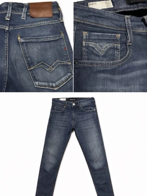 Mörkblå slim fit jeans från replay - Snygga mörkblå slim fit jeans från replay med klassisk femficksdesign och kontrastsömmar. Jeansen har en skinnpatch bak i midjan och diskreta slitningar för en trendig look. Tillverkade i bomull med stretch för extra komfort.