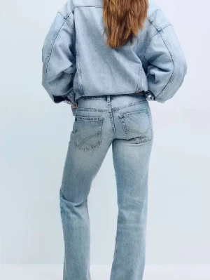 Ljusblå raka jeans  - Dessa jeansen köpte jag för några månader och jag älskade dom, men jag växte ut dom och därför är de nu till salu för ett bra pris! Trendiga och snygga!