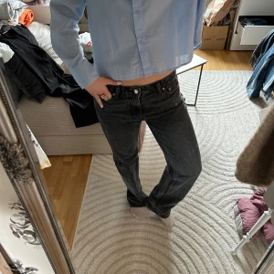 Svarta jeans  - Svarta jeans från gina tricot! Pris kan diskuteras!💕