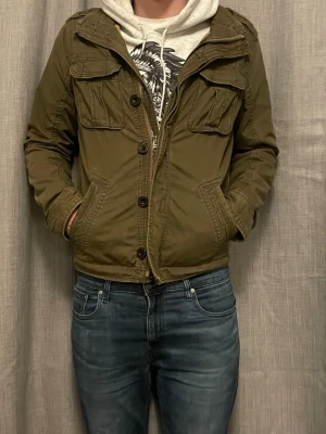 Olive grön jacka Abercrombie & Fitch - Riktigt fet Abercrombie & Fitch jacka för en bra peng. Passar perfekt nu för våren om du vill känna dig riktigt GRISCH! Detta vill du ej missa